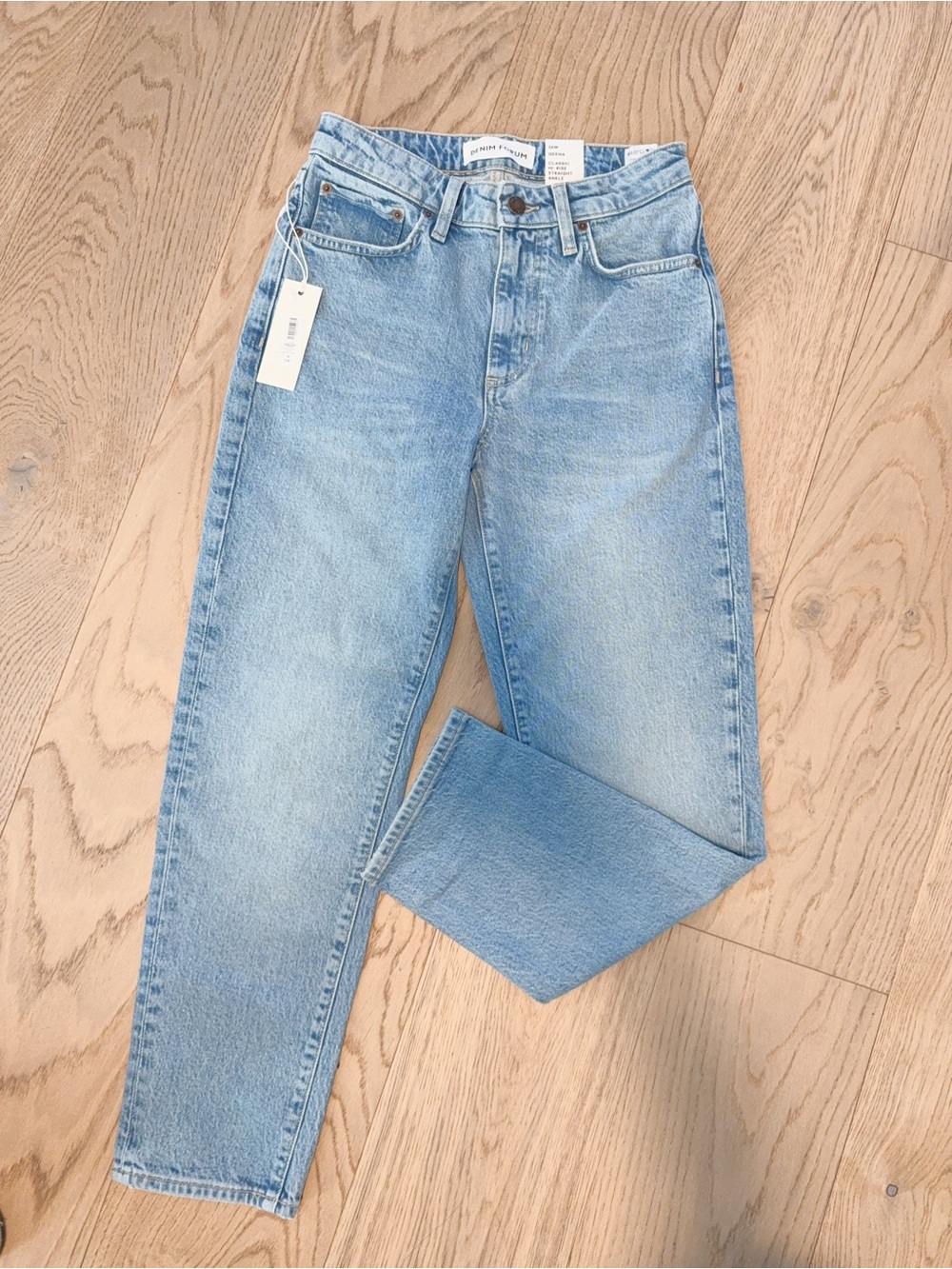 NWT 130899 Aritzia Geena hi rise straight vintage light blue 26